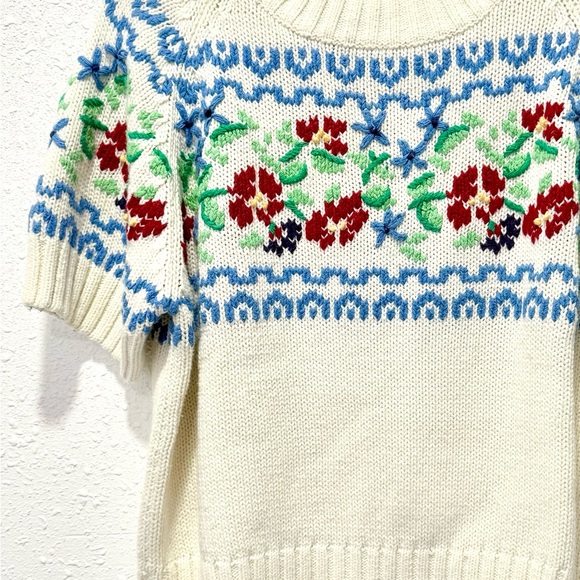 Eddie Bauer Cream Sweater with Blue, Red, and Green Floral Design XSP - Picture 3 of 5